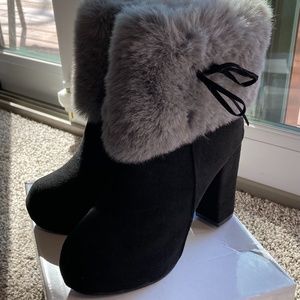 Black booties with fur